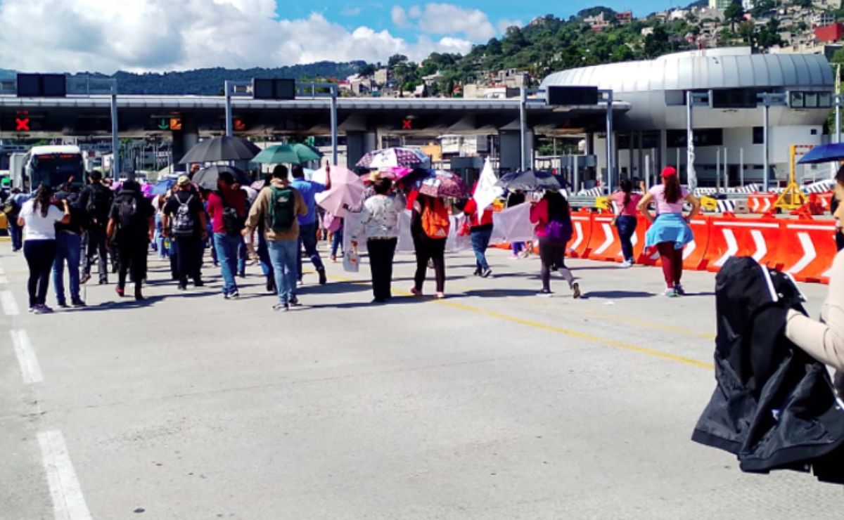 CNTE toma tres casetas en CDMX y Edomex; Sheinbaum descarta reunirse con el magisterio