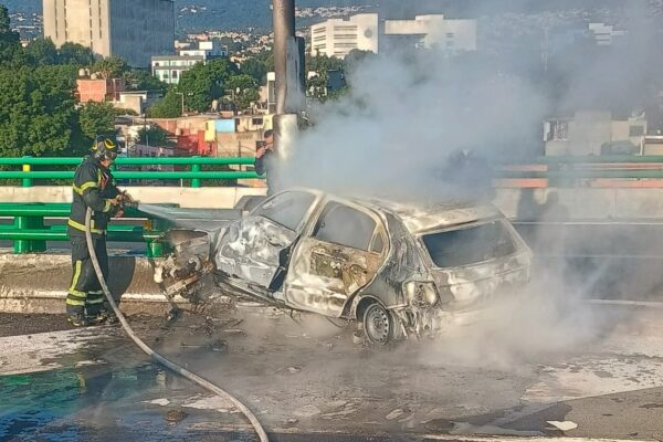Conductor muere calcinado tras choque e incendio en el Segundo Piso del Periférico