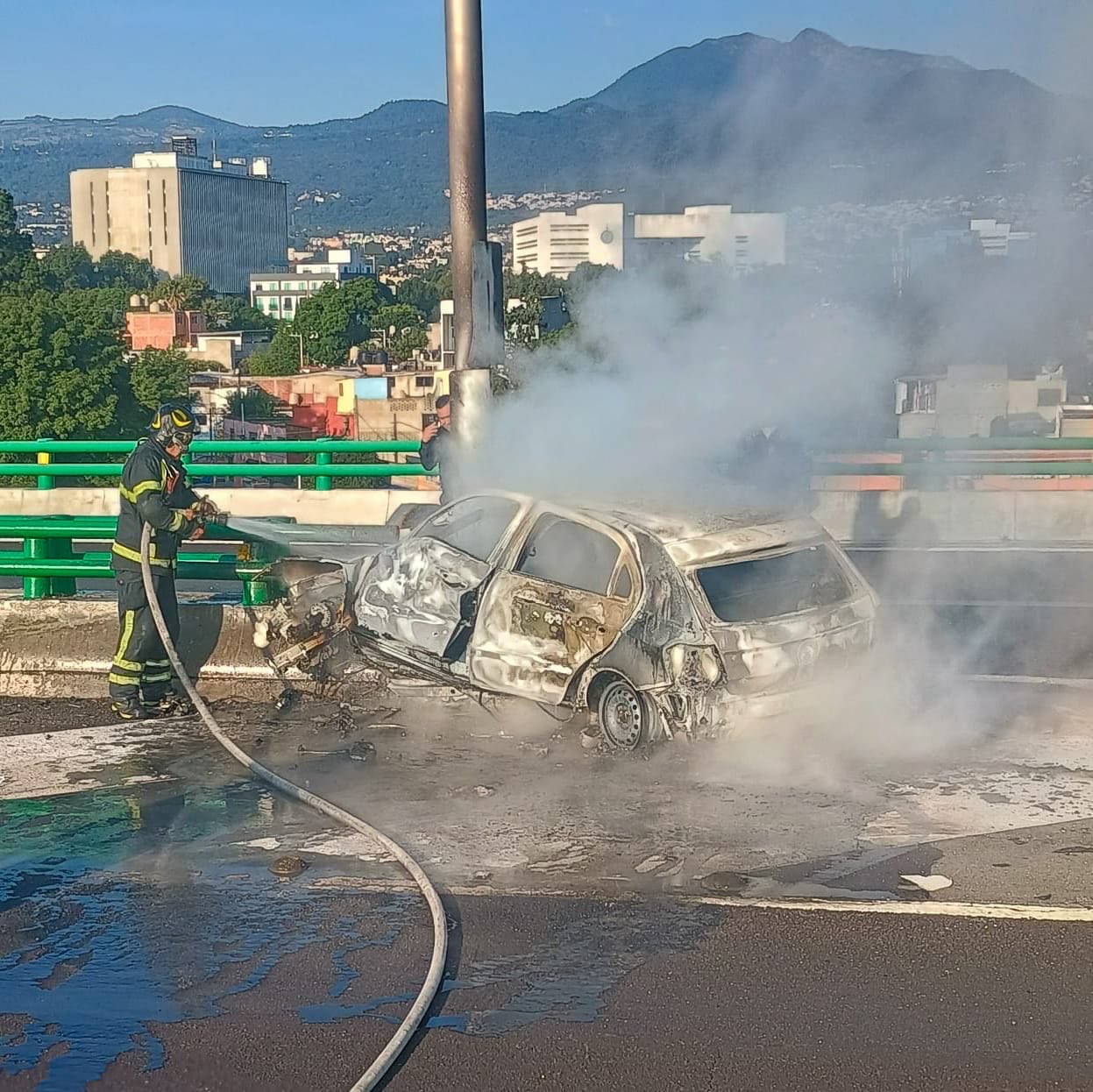 Conductor muere calcinado tras choque e incendio en el Segundo Piso del Periférico