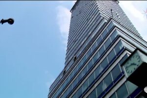 Rescatan a nueve personas atrapadas en elevador de la Torre Latinoamericana