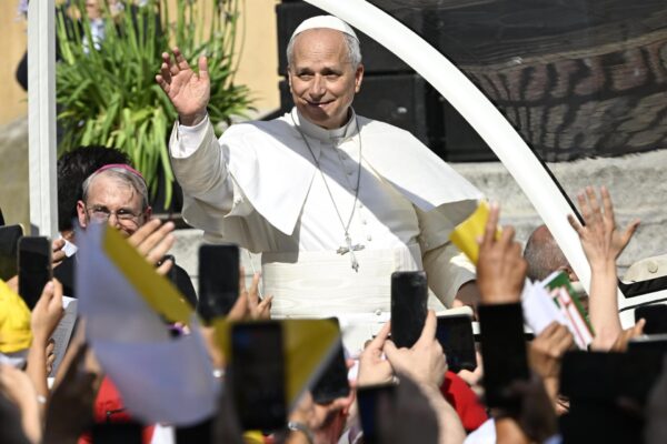 León XIV visita la tumba de San Agustín en Pavía y llama a ser constructores de paz