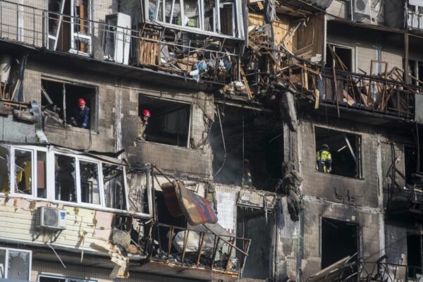 Ataque ruso con misiles y drones en Kiev deja al menos cuatro muertos y decenas de heridos