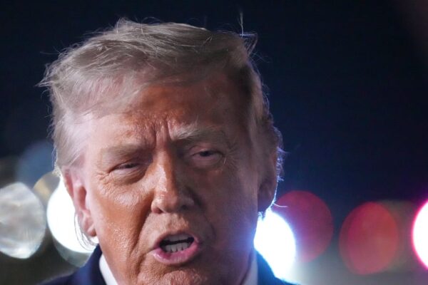 Trump califica de ‘desastre completo’ al ejército iraní tras choques navales en Ormuz