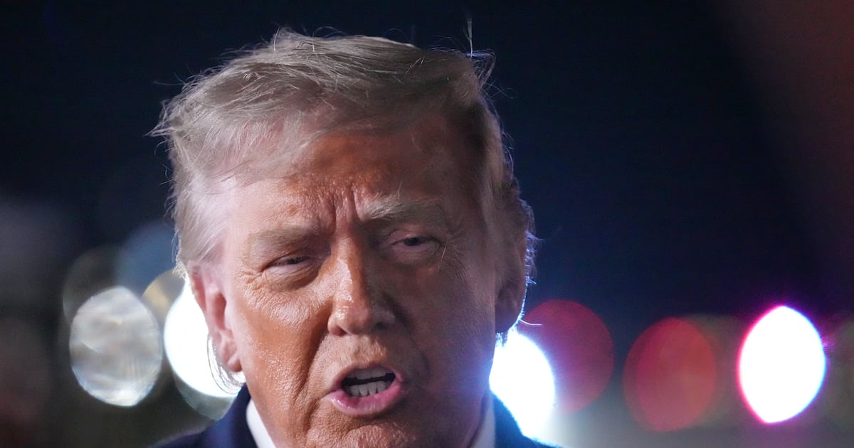 Trump califica de ‘desastre completo’ al ejército iraní tras choques navales en Ormuz