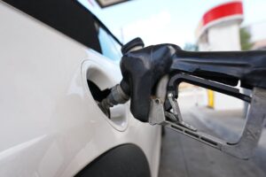 Trump exige reducción inmediata del precio de la gasolina en EE.UU.
