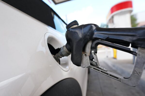 Trump exige reducción inmediata del precio de la gasolina en EE.UU.