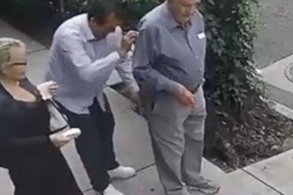 Cámaras captan ‘robo de la mostaza’ contra adulto mayor en Benito Juárez