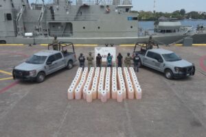 Marina asegura embarcación con combustible y detiene a tres personas en Michoacán