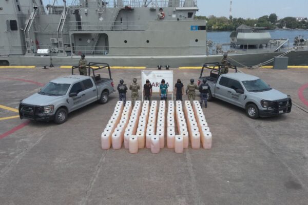 Marina asegura embarcación con combustible y detiene a tres personas en Michoacán