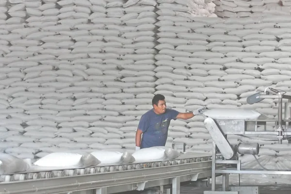 Sobreoferta de azúcar presiona precios en el mercado mexicano