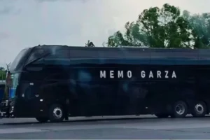 Atacan a balazos autobús del equipo de Memo Garza en Puebla; reportan un herido