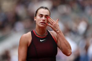 Sabalenka, número uno, es eliminada en Roland Garros tras perder diez juegos seguidos