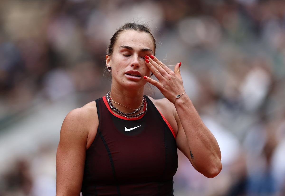 Sabalenka, número uno, es eliminada en Roland Garros tras perder diez juegos seguidos