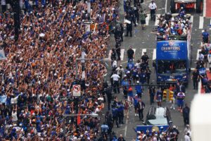 Los Knicks celebran su primer título en 53 años con desfile multitudinario y aceptan ir a la Casa Blanca