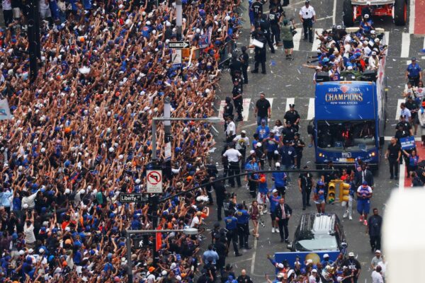 Los Knicks celebran su primer título en 53 años con desfile multitudinario y aceptan ir a la Casa Blanca