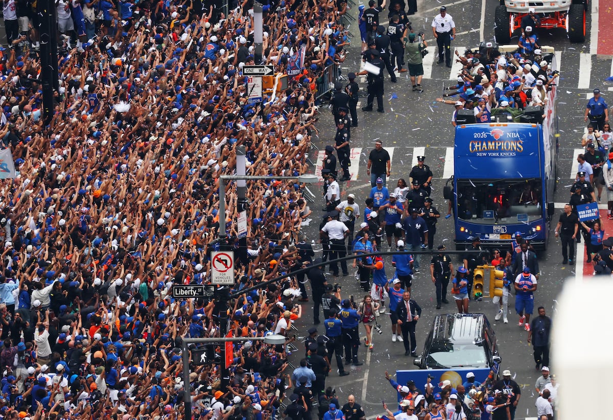 Los Knicks celebran su primer título en 53 años con desfile multitudinario y aceptan ir a la Casa Blanca