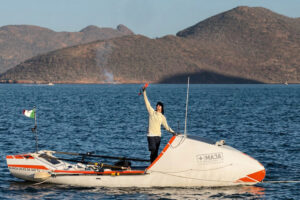 Gerardo Orduño completa travesía de más de 250 km a remo cruzando el Mar de Cortés