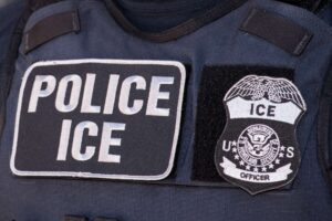 ICE planea vender siete almacenes comprados para centros de detención de migrantes