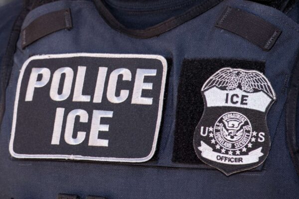 ICE planea vender siete almacenes comprados para centros de detención de migrantes