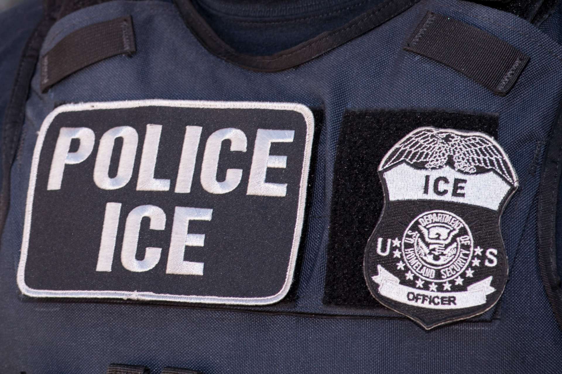 ICE planea vender siete almacenes comprados para centros de detención de migrantes
