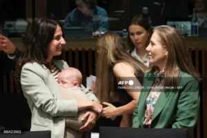 Ministra sueca lleva a su bebé de tres meses a reunión ministerial de la UE en Luxemburgo