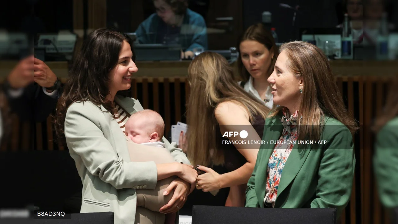Ministra sueca lleva a su bebé de tres meses a reunión ministerial de la UE en Luxemburgo