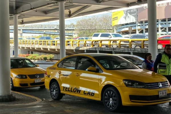Permisionarios del AICM denuncian operación irregular de taxis Casadey bajo amparo federal