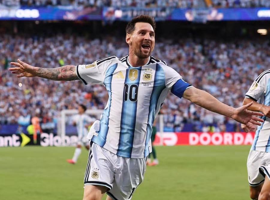 Messi iguala récord goleador histórico en Mundiales con triplete ante Argelia