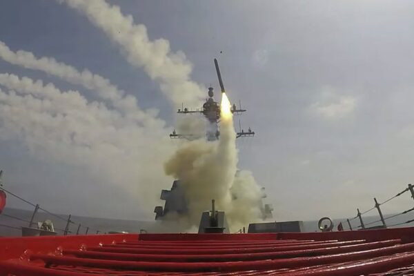 Irán acusa a EE.UU. de violar tregua tras bombardeos en el Estrecho de Ormuz