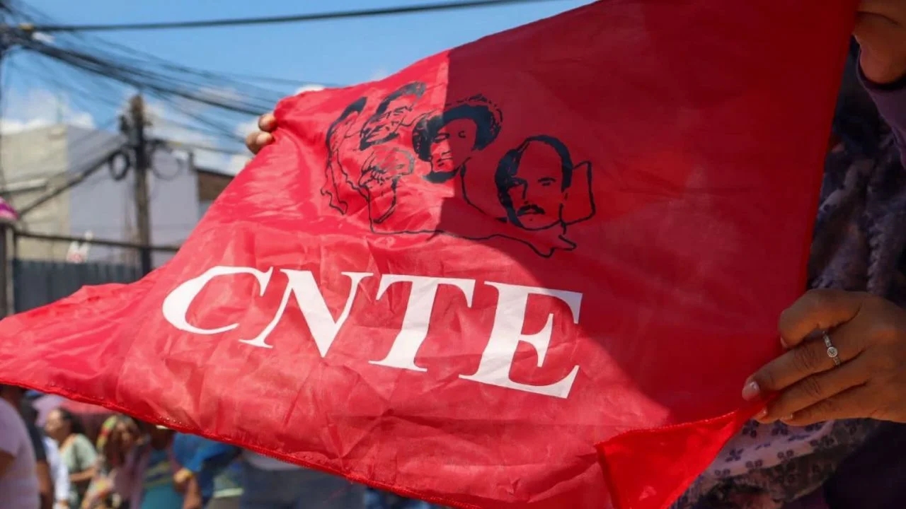 CNTE libera casetas tras paro y se reúne con Gobernación; reparan esculturas vandalizadas
