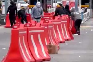 Bloqueos de CNTE y normalistas colapsan vías en CDMX tras fracasar diálogo con el Gobierno