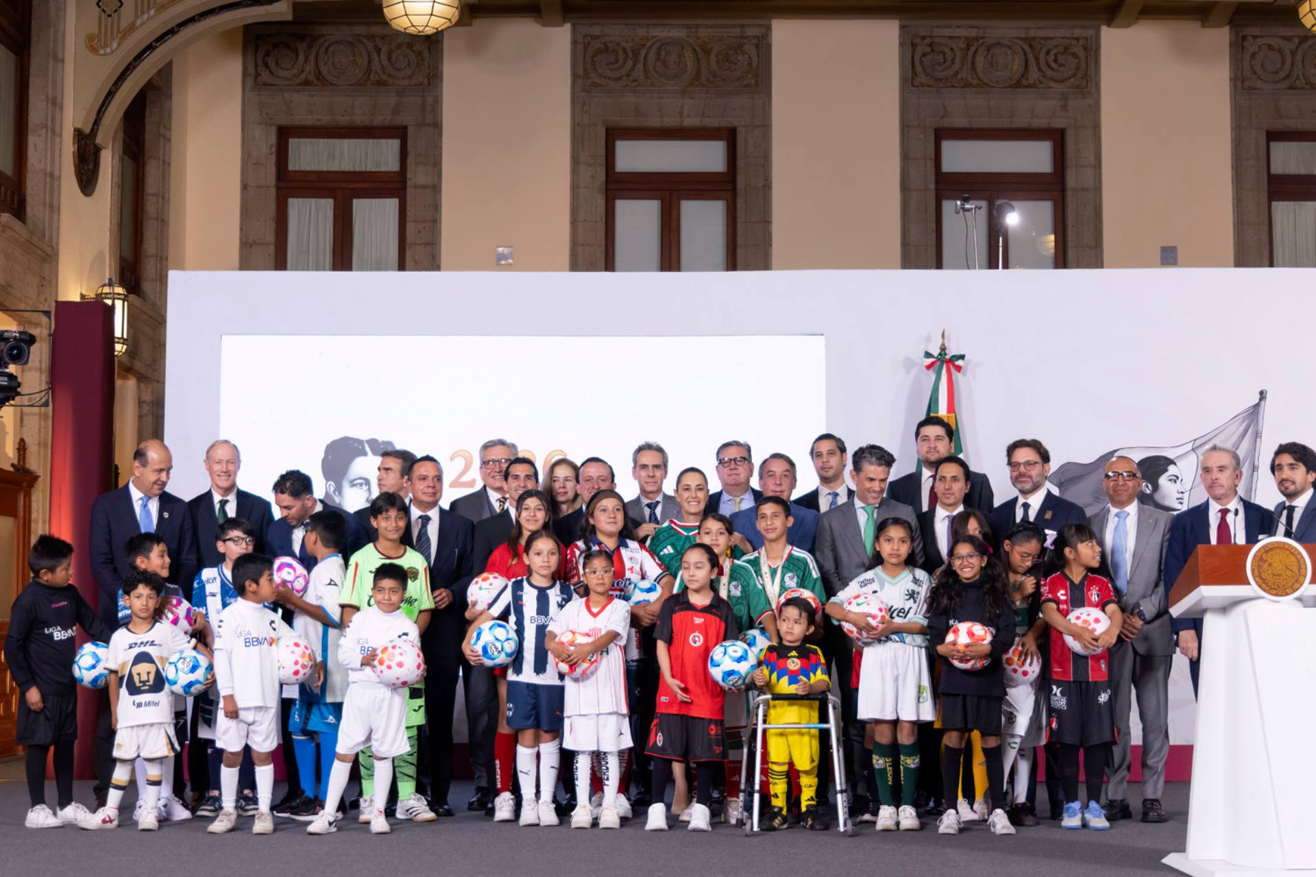 Sheinbaum abandera a la Selección y presenta Estrategia Nacional de Formación rumbo al Mundial 2026