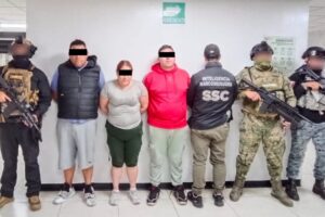 Detienen en Iztapalapa a tres presuntos integrantes de célula delictiva con arma y droga