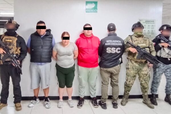 Detienen en Iztapalapa a tres presuntos integrantes de célula delictiva con arma y droga