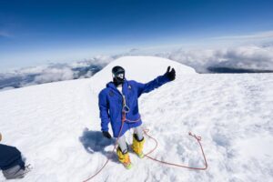 Evalúan en Nepal permiso para que robot humanoide chino ascienda al Everest