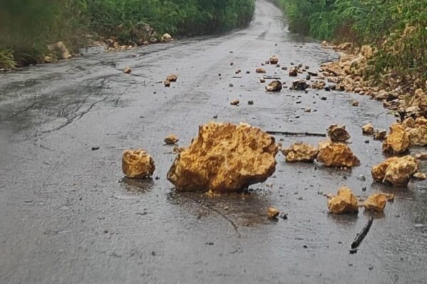 Deslave por lluvias obstruye parcialmente carretera en Ribera del Río Hondo