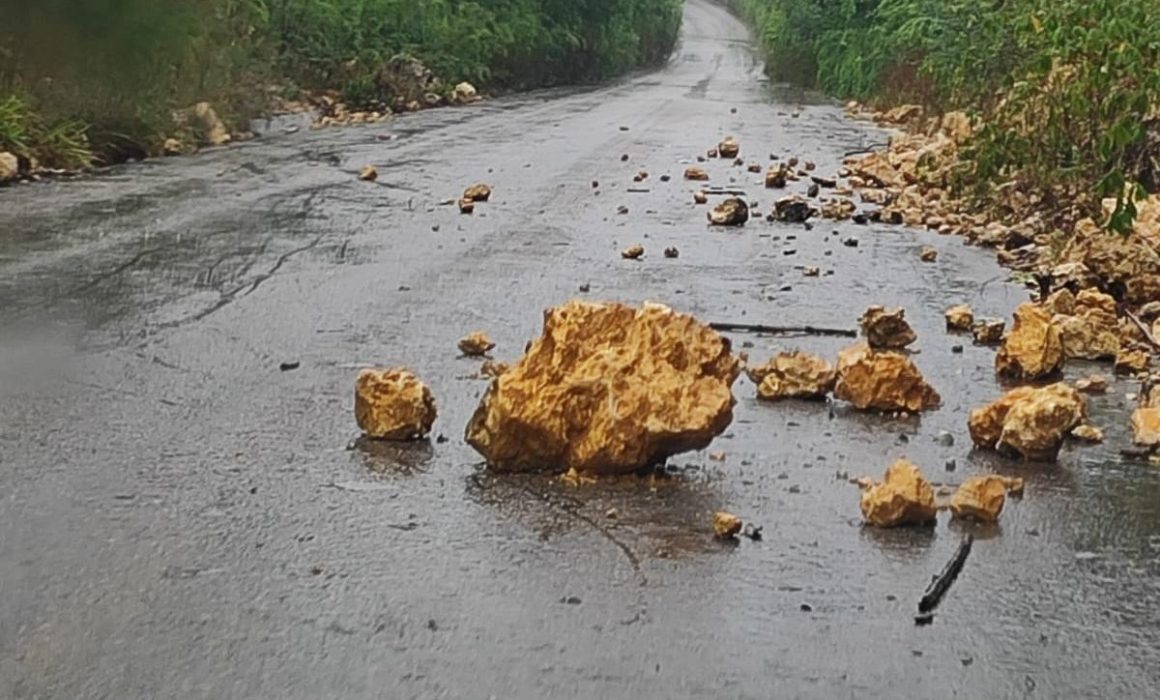Deslave por lluvias obstruye parcialmente carretera en Ribera del Río Hondo