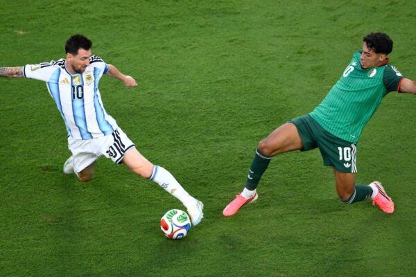 Villoro y Caparrós retoman su intercambio epistolar sobre el Mundial 2026
