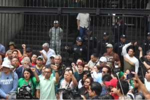 Inicia mesa de diálogo entre CNTE y Gobierno Federal tras disturbios