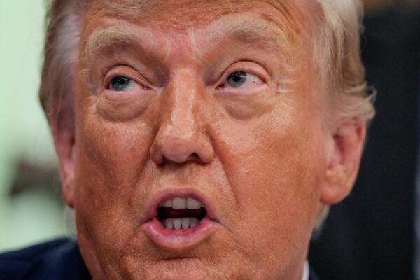 Trump declara fin de guerra con Irán y anuncia acuerdo inminente; Teherán niega pacto definitivo