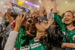 Rangel salva empate en victoria de México; CDMX plantea restricciones de alcohol tras festejos