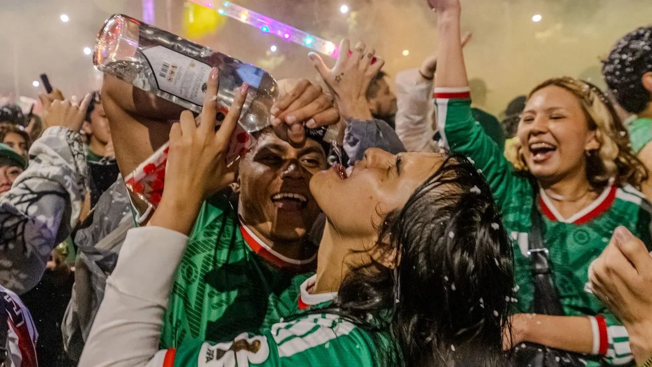Rangel salva empate en victoria de México; CDMX plantea restricciones de alcohol tras festejos