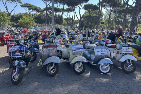Miles de aficionados se congregan en Roma para celebrar el 80 aniversario de la Vespa