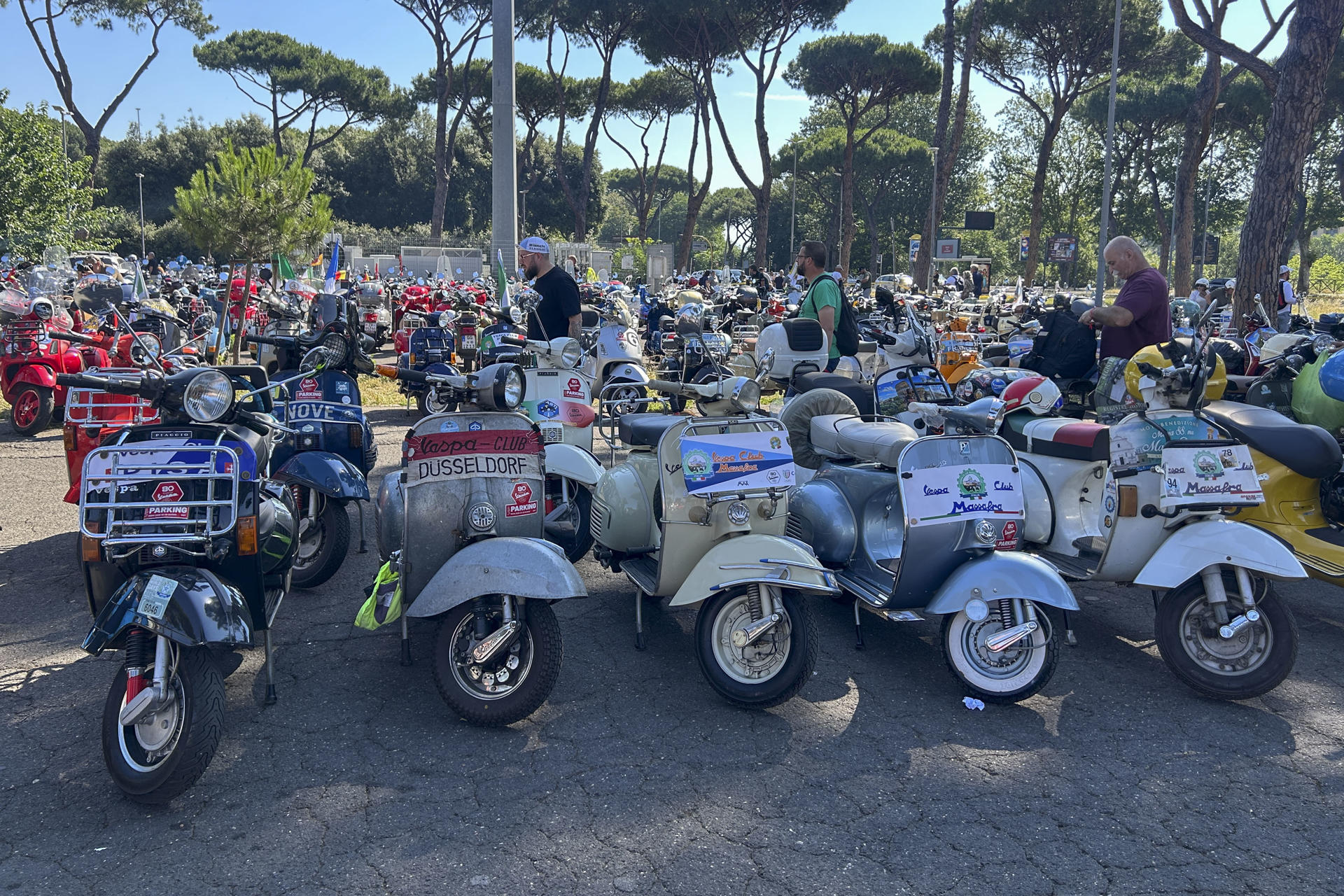 Miles de aficionados se congregan en Roma para celebrar el 80 aniversario de la Vespa