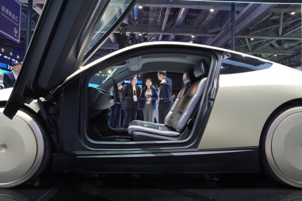 Analistas financieros cuestionan sobrevaloración de Tesla y especulan con fusión con SpaceX