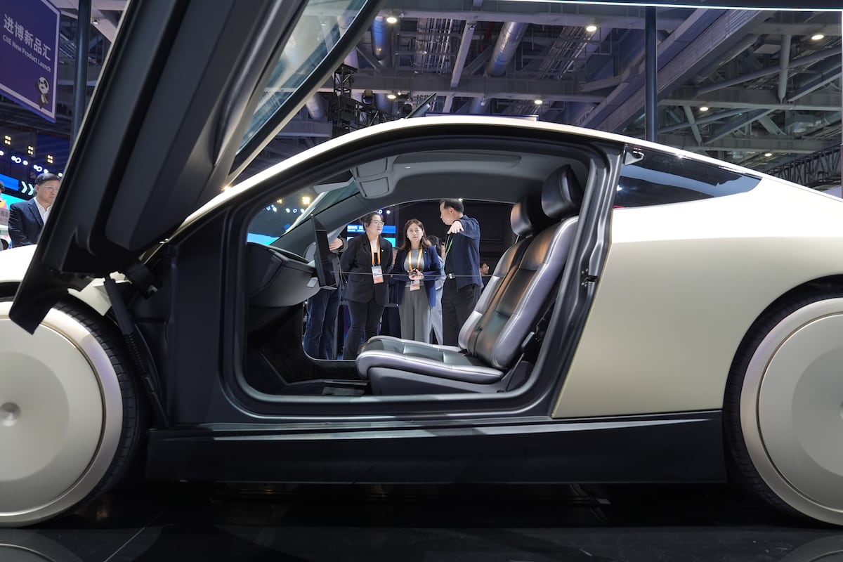 Analistas financieros cuestionan sobrevaloración de Tesla y especulan con fusión con SpaceX