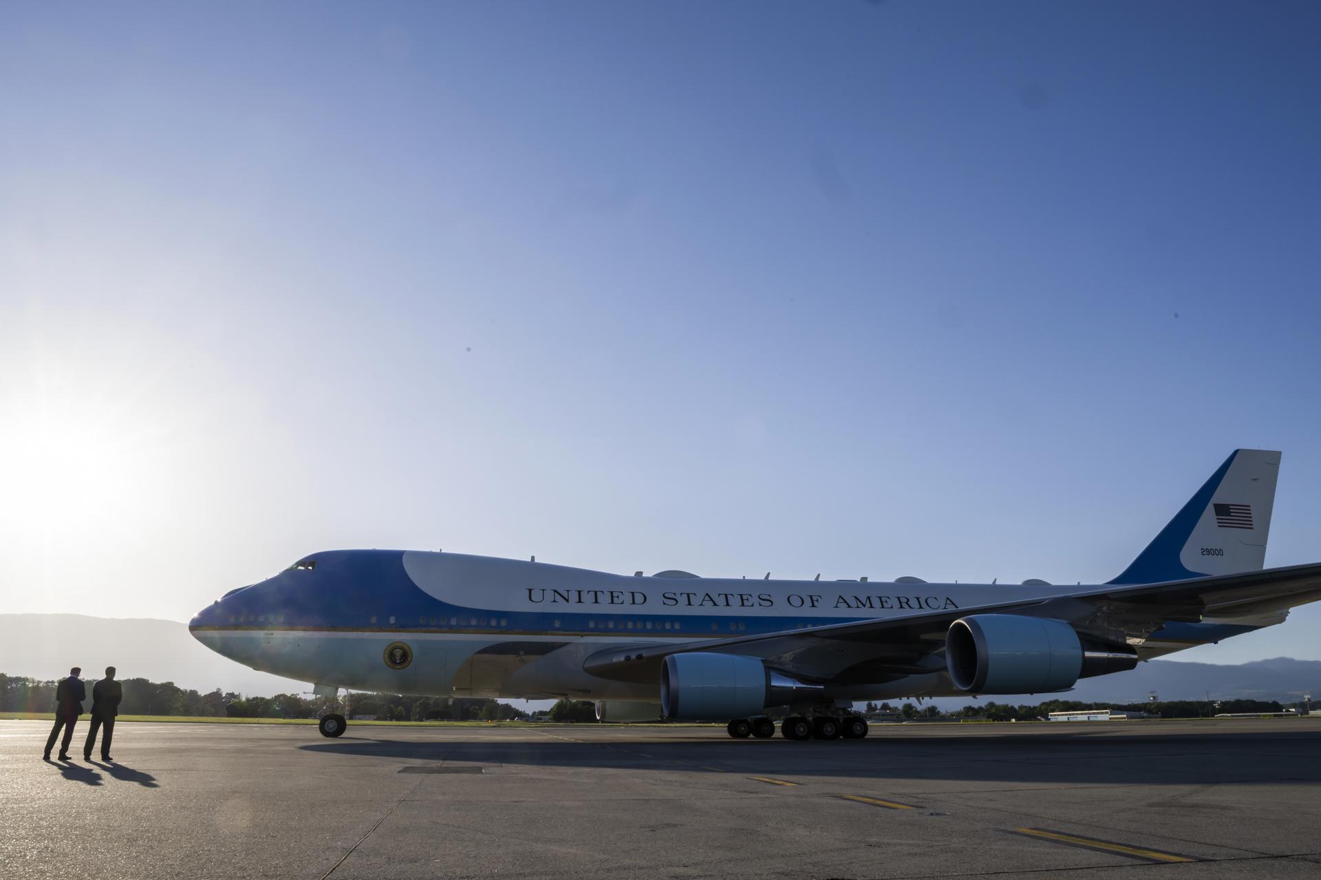Trump presenta nuevo Air Force One donado por Qatar con diseño personalizado