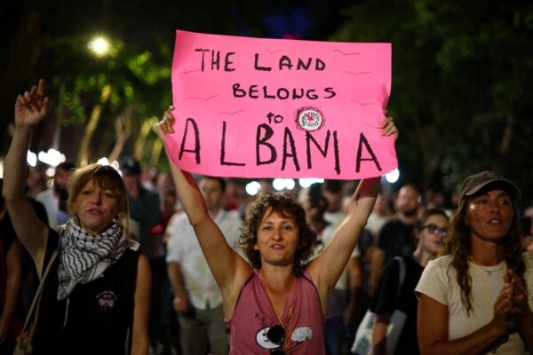 Protestas en Albania frenan proyectos de lujo vinculados a la familia Trump