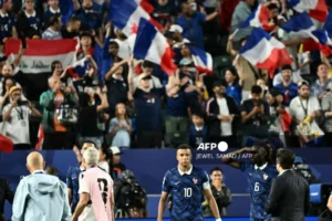 Francia vence 3-0 a Irak en partido suspendido por tormenta eléctrica en Filadelfia