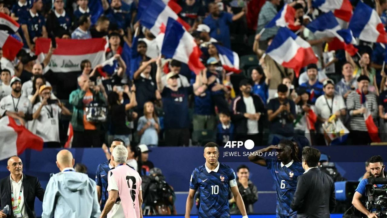 Francia vence 3-0 a Irak en partido suspendido por tormenta eléctrica en Filadelfia